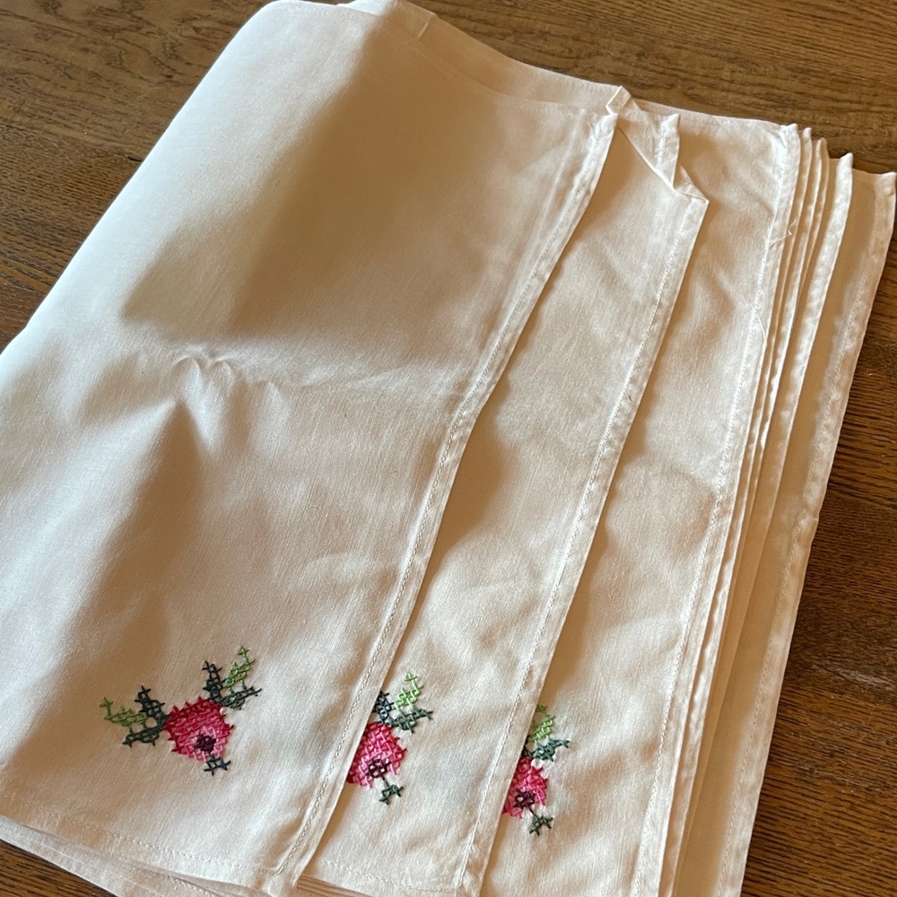 Set of 8 Vintage Embroidered Christmas Reindeer Table Napkins